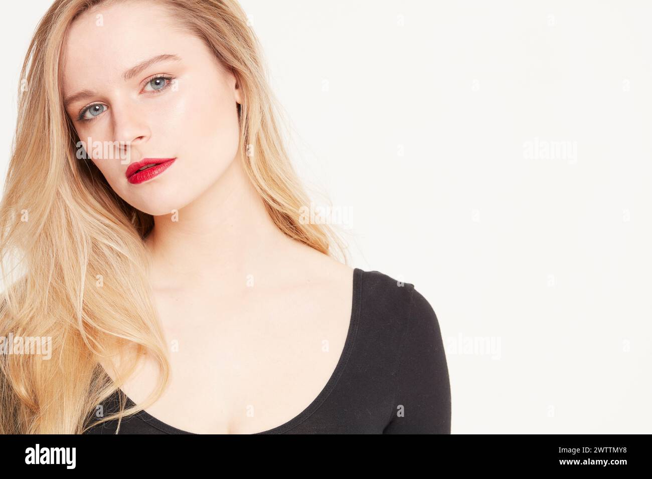 Blonde Frau mit roten Lippenstift Stockfoto