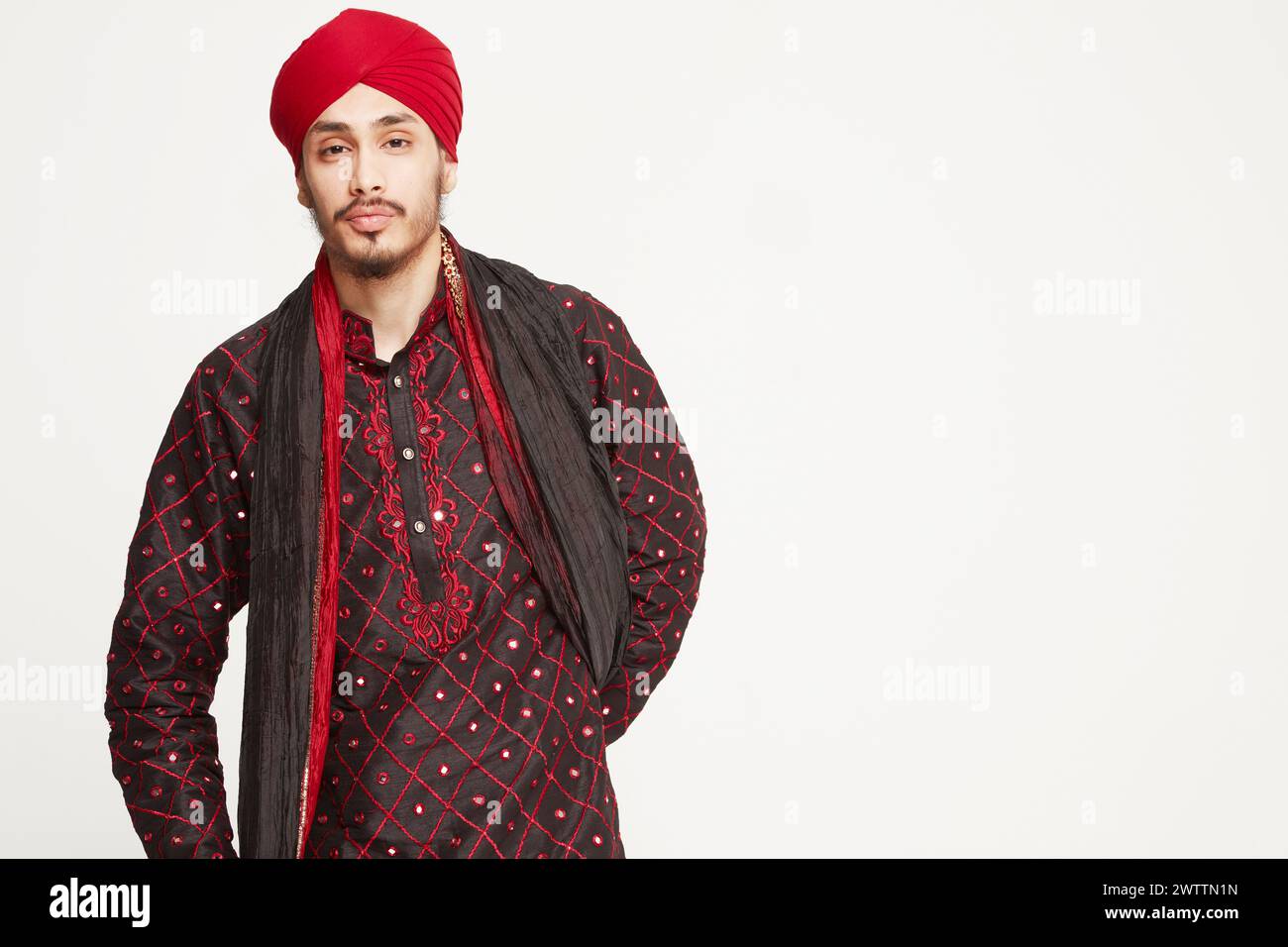 Mann in traditioneller indischer Kleidung mit rotem Turban Stockfoto