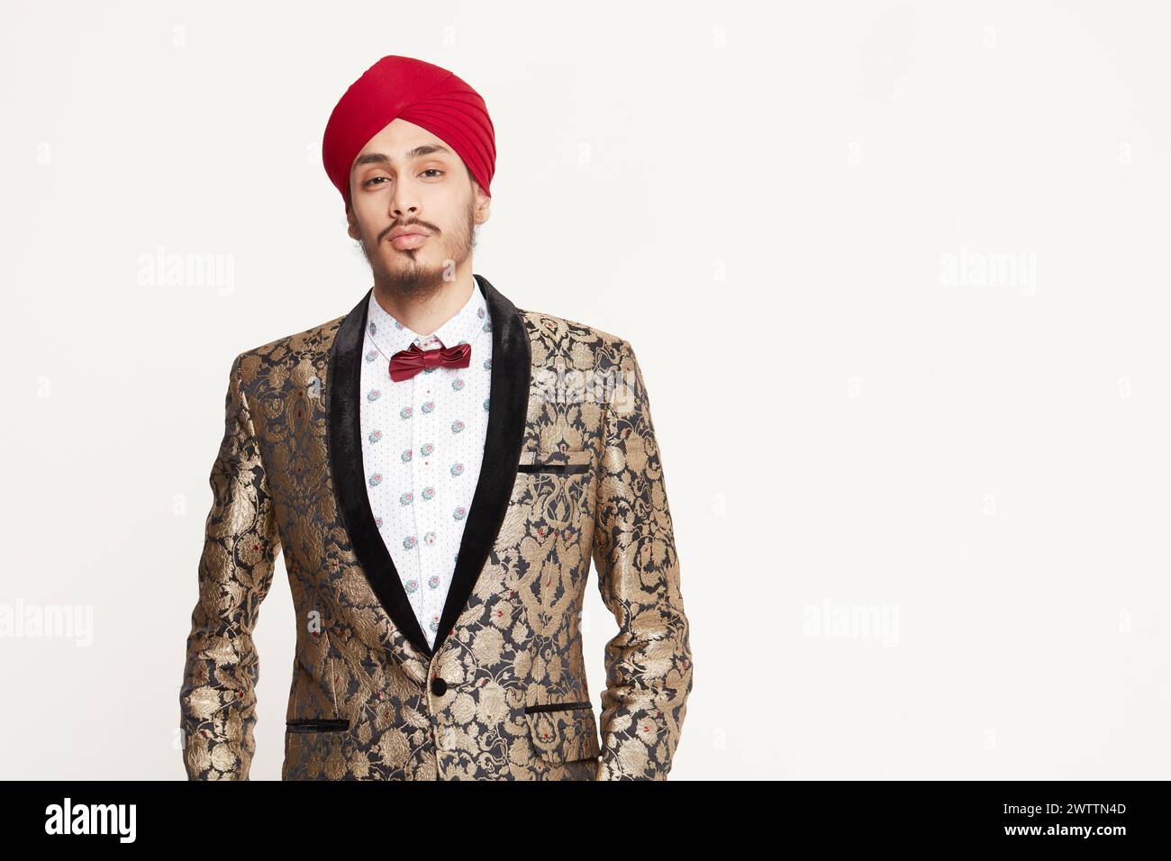 Mann in traditionellem Sikh-Turban und gemustertem Anzug Stockfoto