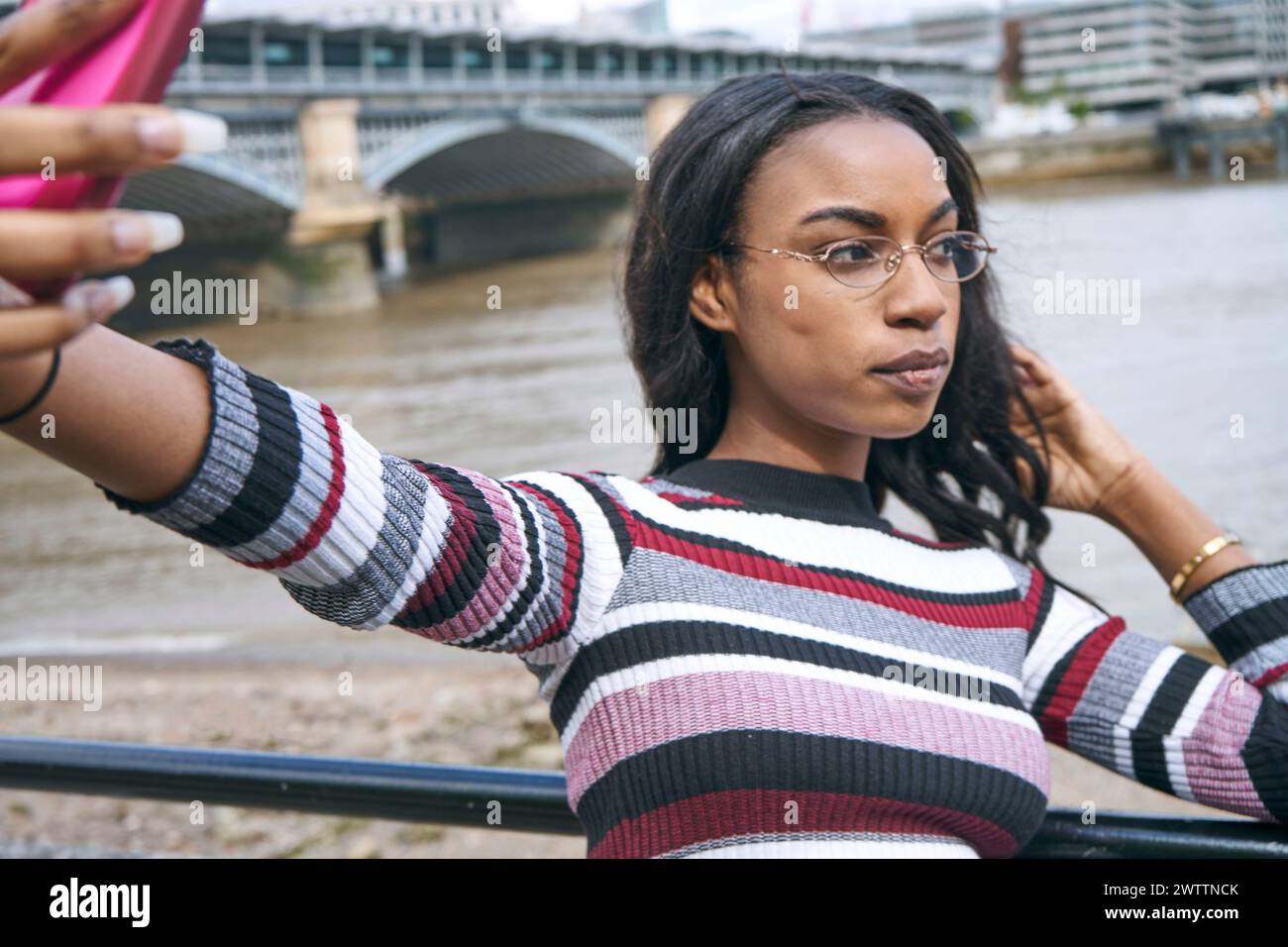 Eine Frau, die ein Selfie am Fluss macht. Stockfoto