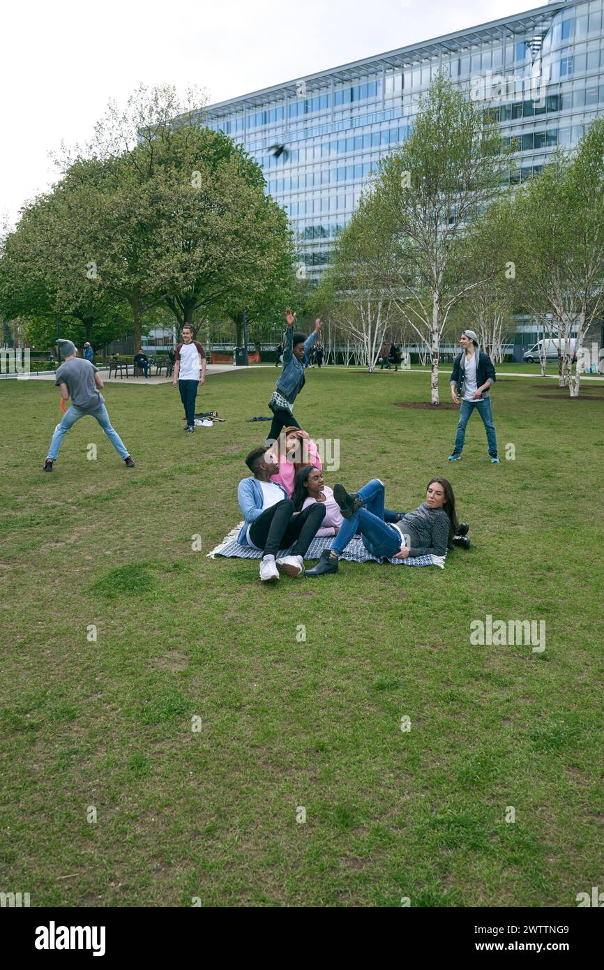 Gruppe von Menschen, die Zeit in einem Park genießen Stockfoto