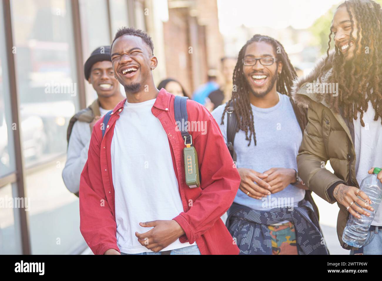 Eine Gruppe glücklicher junger Freunde lacht auf einer Straße der Stadt Stockfoto