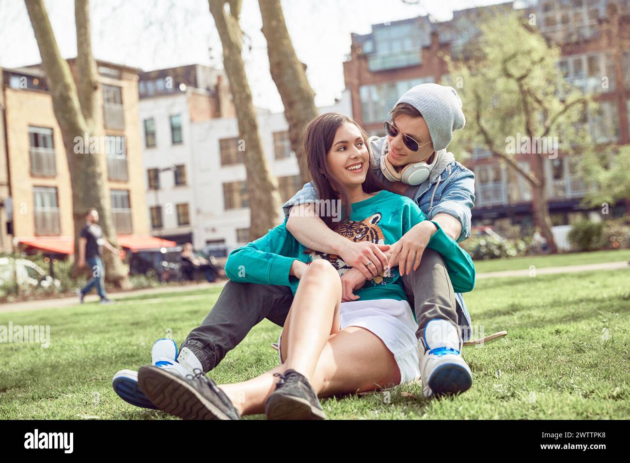 Ein Paar genießt einen sonnigen Tag im Park Stockfoto