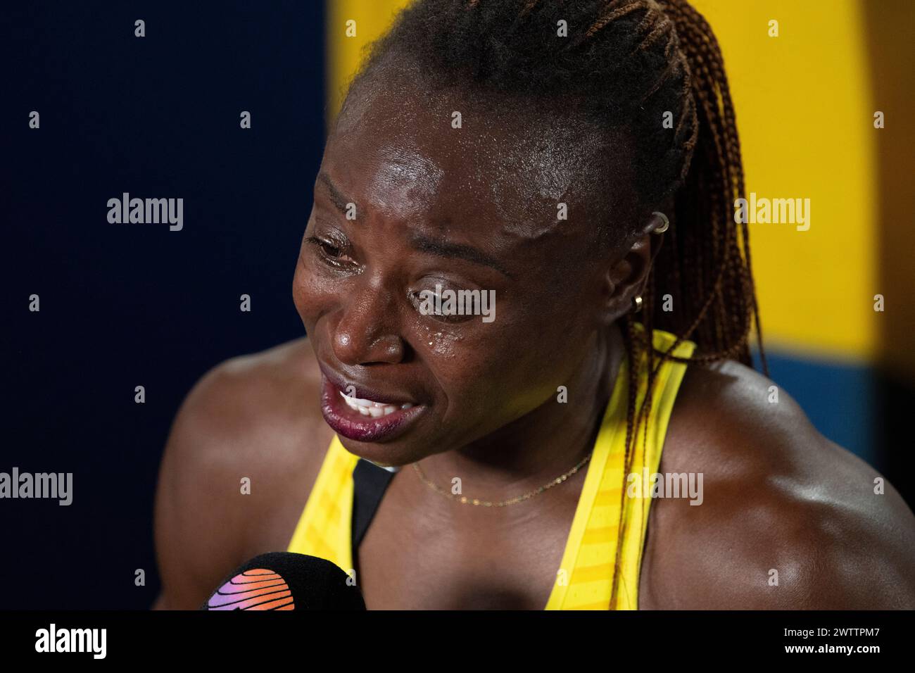 Noélie Yarigo aus Benin in Tears, nachdem er Dritter wurde und Bronze im 800-m-Finale der Frauen bei den Leichtathletik-Hallenweltmeisterschaften in Emirates gewann Stockfoto
