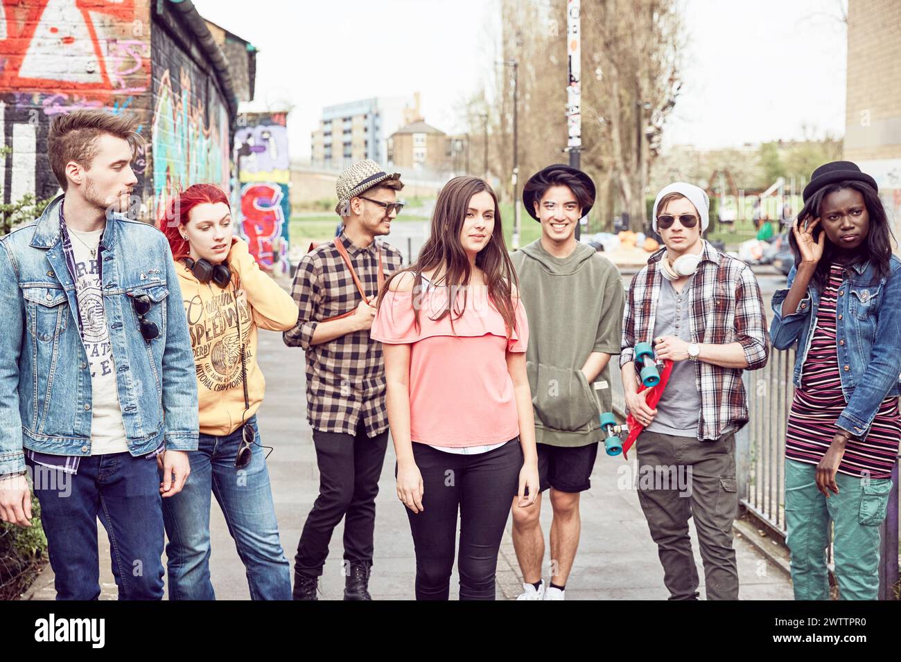 Gruppe junger Erwachsener, die sich gemeinsam in der Stadt ausgeben Stockfoto