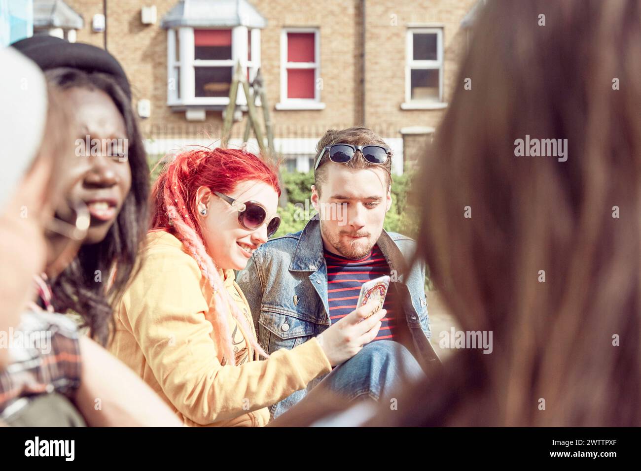 Freunde trafen sich im Freien in lässiger Kleidung Stockfoto