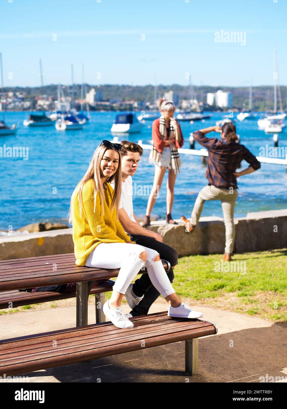 Gruppe von Freunden am Meer, die Fotos machen Stockfoto