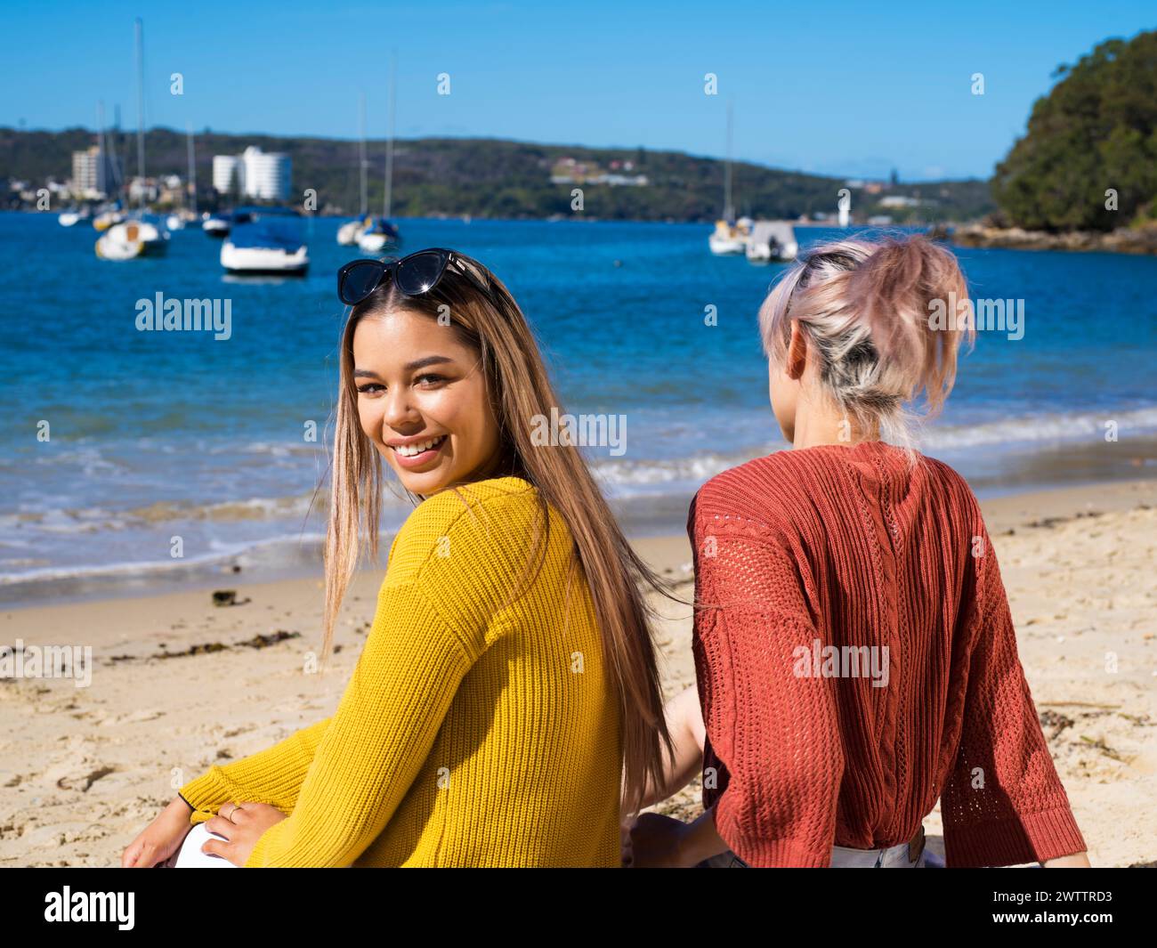 Zwei Frauen lächeln an einem sonnigen Strand Stockfoto