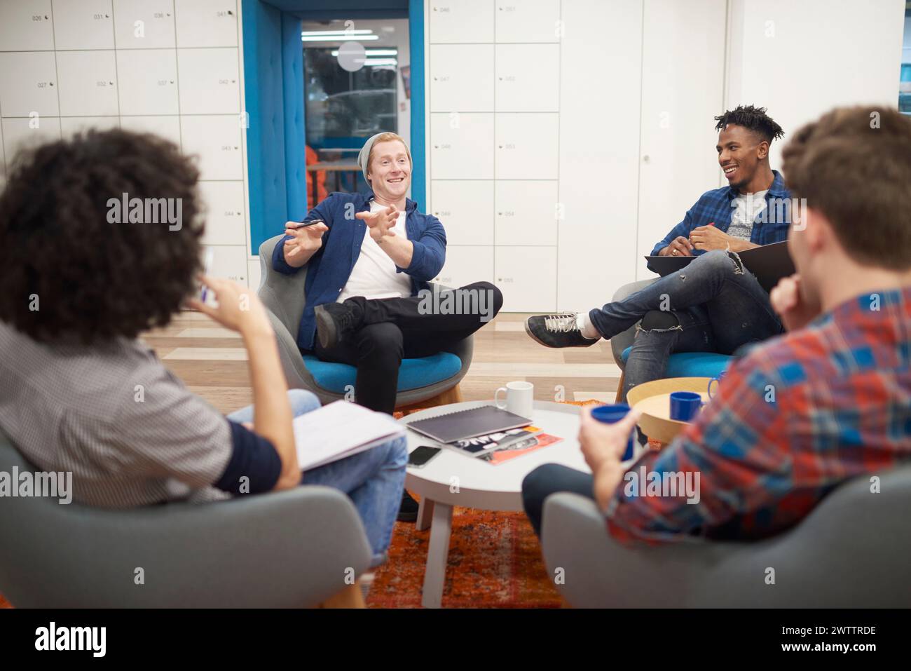 Kollegen, die ein entspanntes Meeting in einem modernen Büro haben Stockfoto