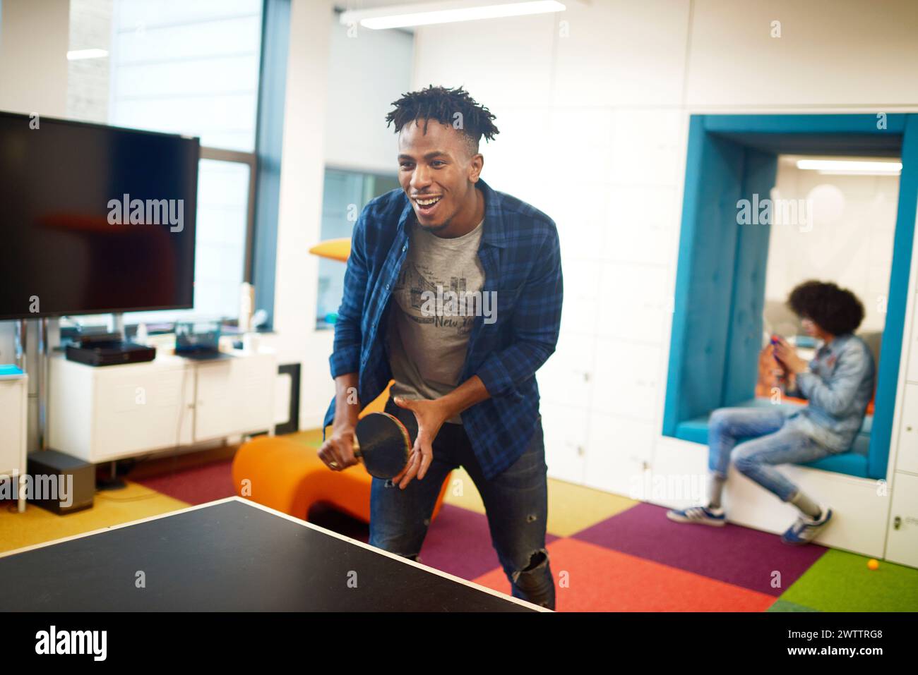 Man Tischtennis spielen im Innenbereich Stockfoto