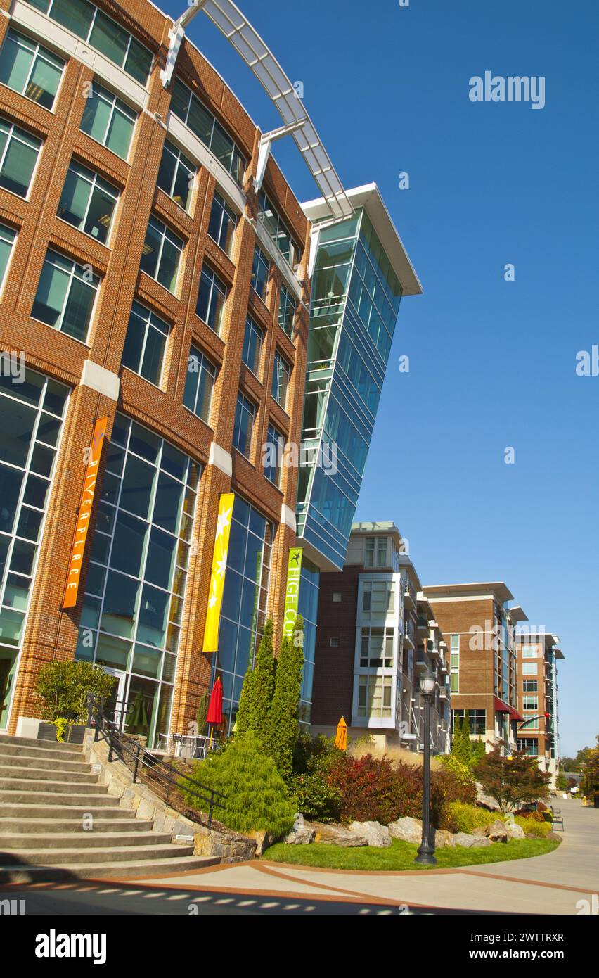 Blick auf den Riverplace in Greenville, South Carolina, in dem sich Halls Chophouse befindet Stockfoto