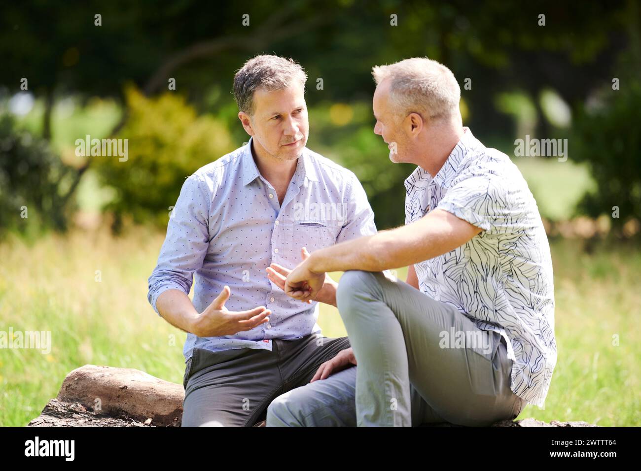 Zwei Männer unterhalten sich draußen Stockfoto