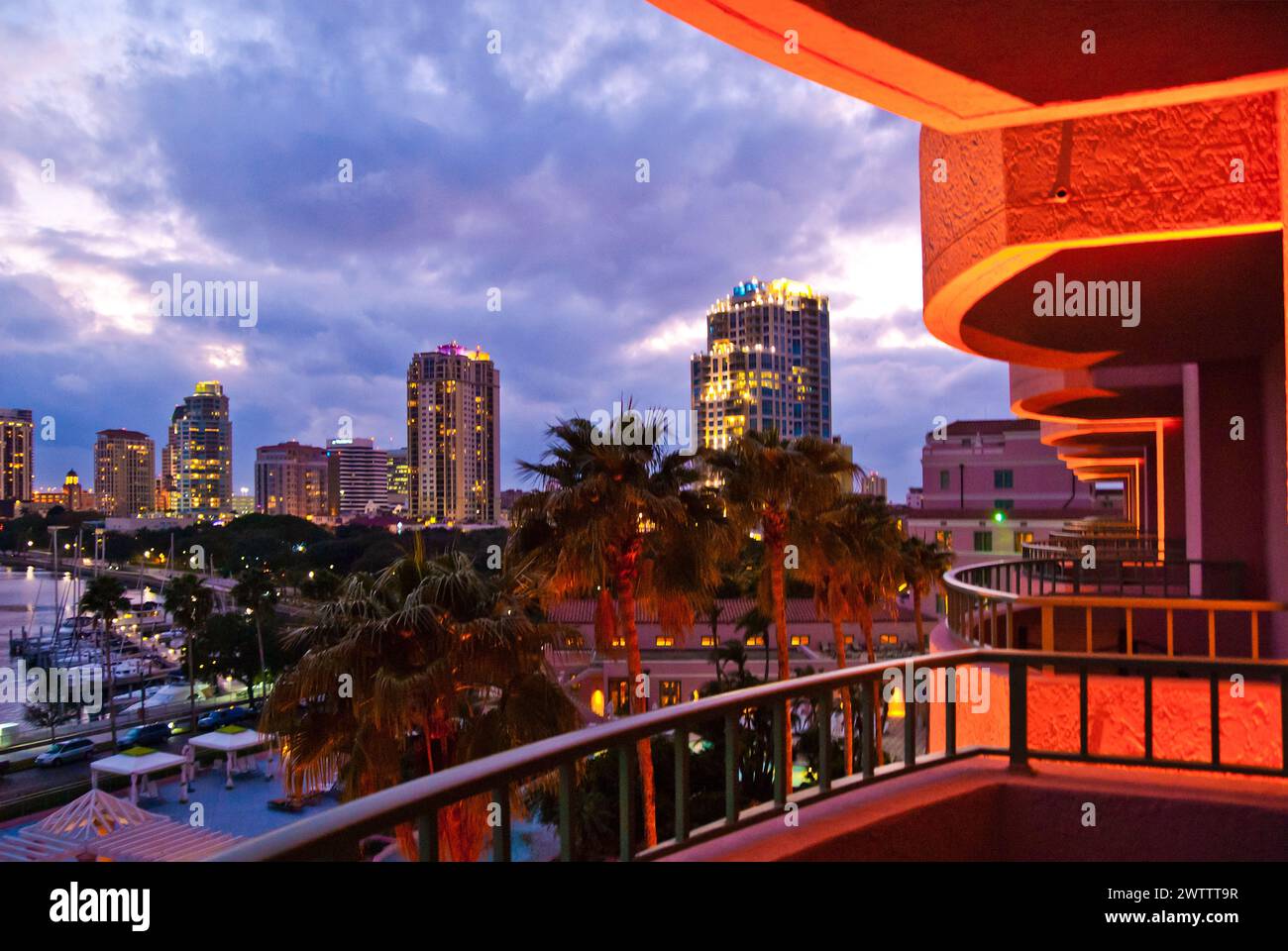Die Skyline der Stadt überblickt den Renaissance Vinoy und den Yachthafen in der Innenstadt von St. Petersburg, Florida – USA Stockfoto