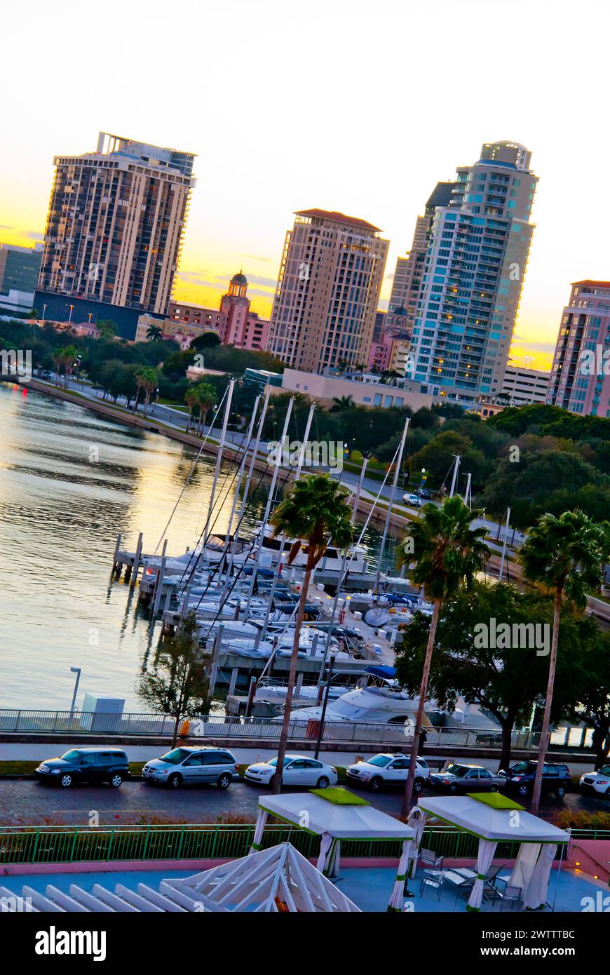 Die Skyline der Stadt überblickt den Yachthafen, am frühen Abend in der Innenstadt von St. Petersburg, Florida – USA Stockfoto
