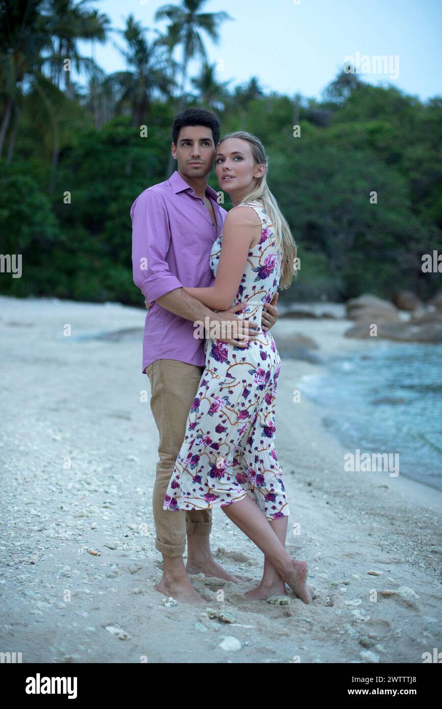 Paar am Strand umarmen Stockfoto