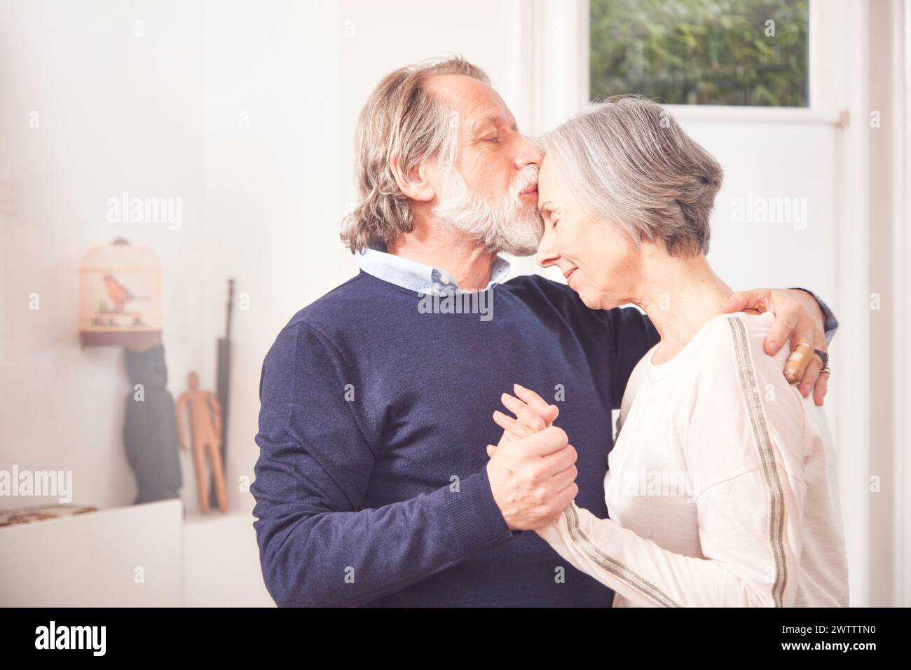 Ein älteres Paar teilt einen liebevollen Moment. Stockfoto