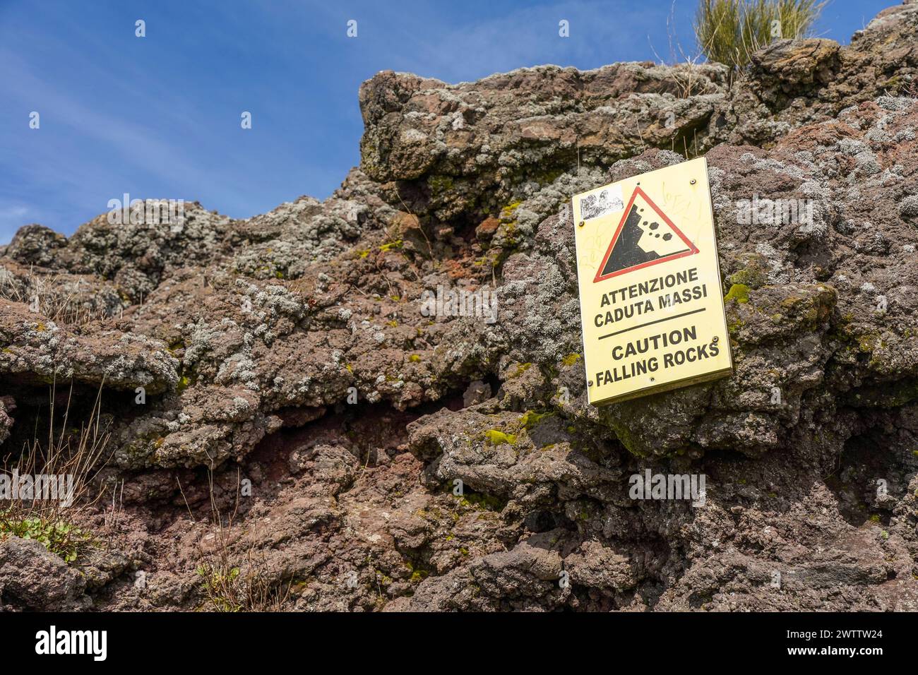 Schilder mit Vorsicht: Fallende Felsen am Vesuv Vulkan, Neapel, Italien. Stockfoto