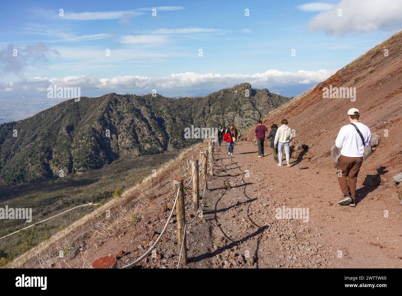 Besucher, die den Krater des Vesuv-Vulkans in Neapel, Italien, hinauflaufen. Stockfoto