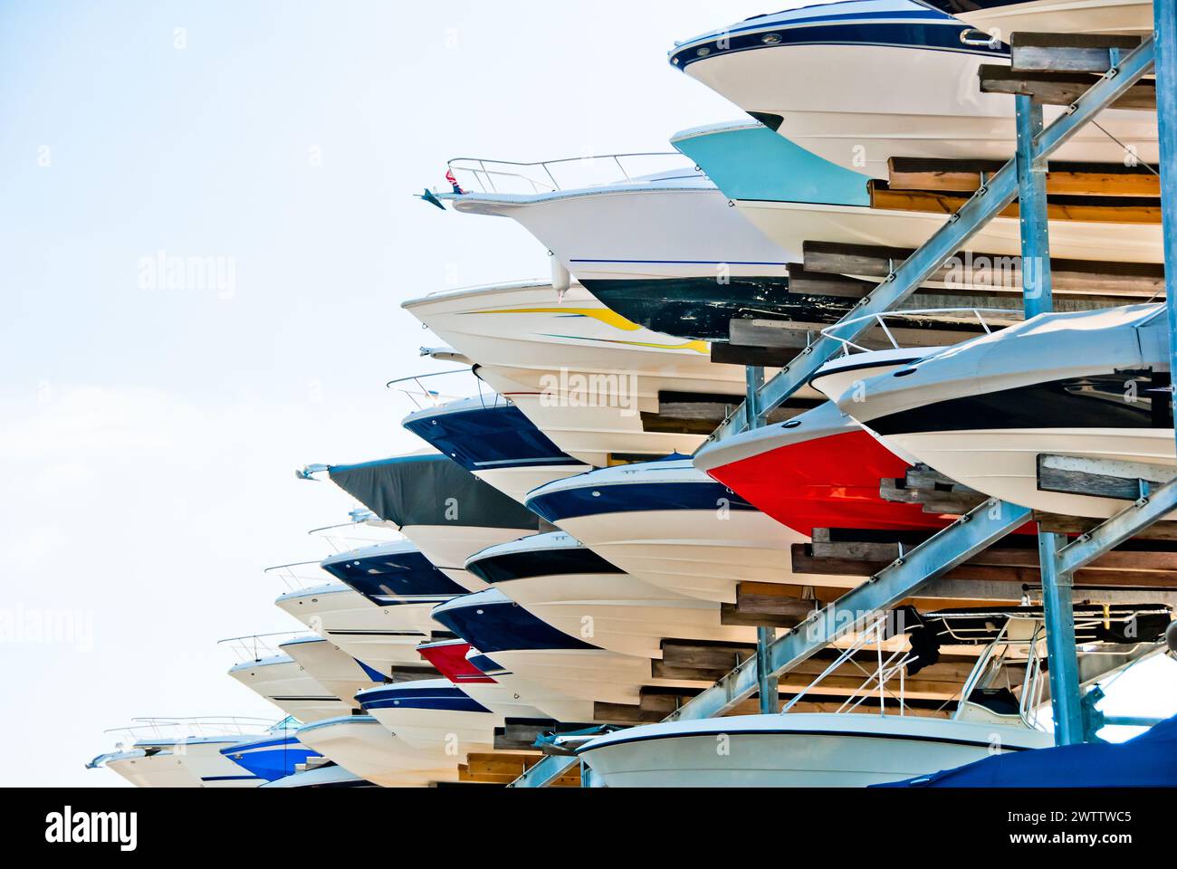 Freizeit- und Sportfischboote im Lager Stockfoto