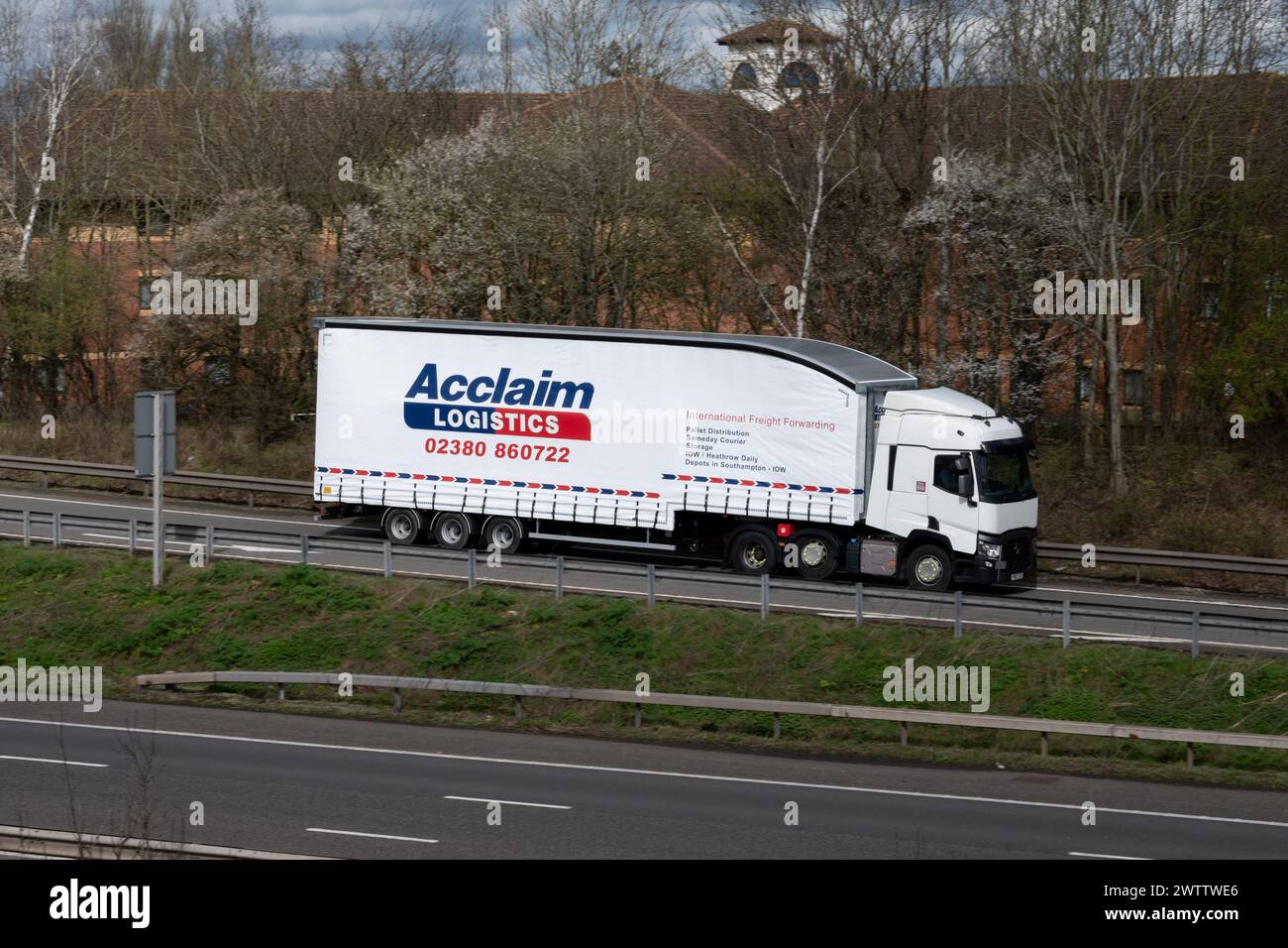 Lob Logistics LKW, der an der Abfahrt 15, Warwick, Großbritannien, auf die Autobahn M40 fährt Stockfoto
