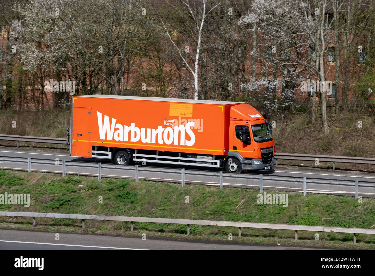 Warburtons LKW, der an der Abfahrt 15, Warwick, Großbritannien, auf die Autobahn M40 fährt Stockfoto