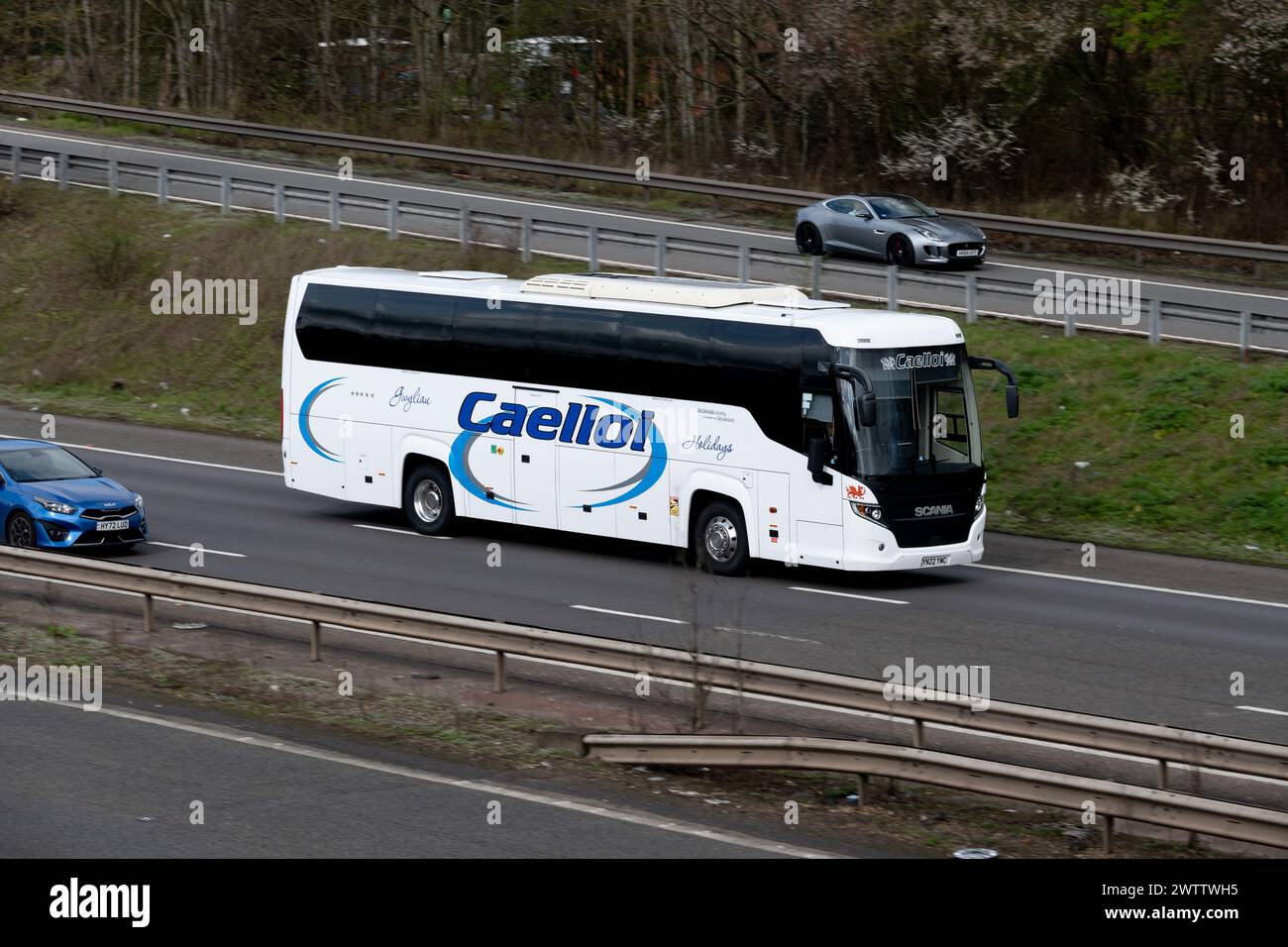 Caelloi Holidays Bus auf der Autobahn M40, Warwickshire, Großbritannien Stockfoto