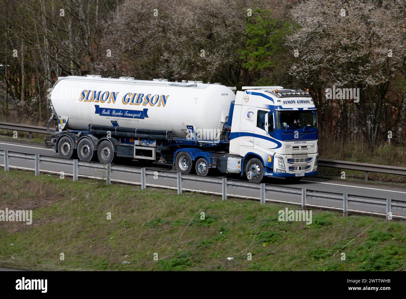 Simon Gibson Tankwagen, der an der Abfahrt 15, Warwick, Großbritannien, auf die Autobahn M40 einfährt Stockfoto