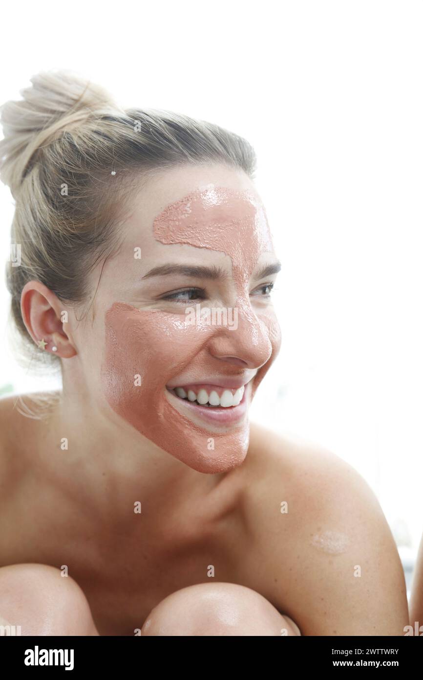 Frau mit Gesichtspflegebehandlung Stockfoto