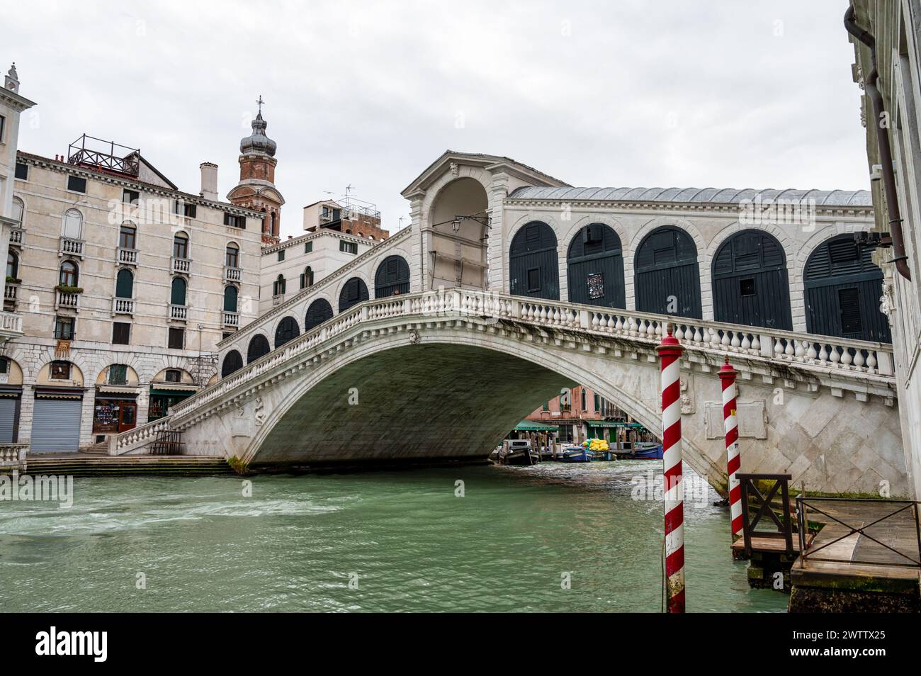 Venedig, Italien - 26. Februar 2023: Die berühmte Rialtobrücke in Venedig Italien. Stockfoto