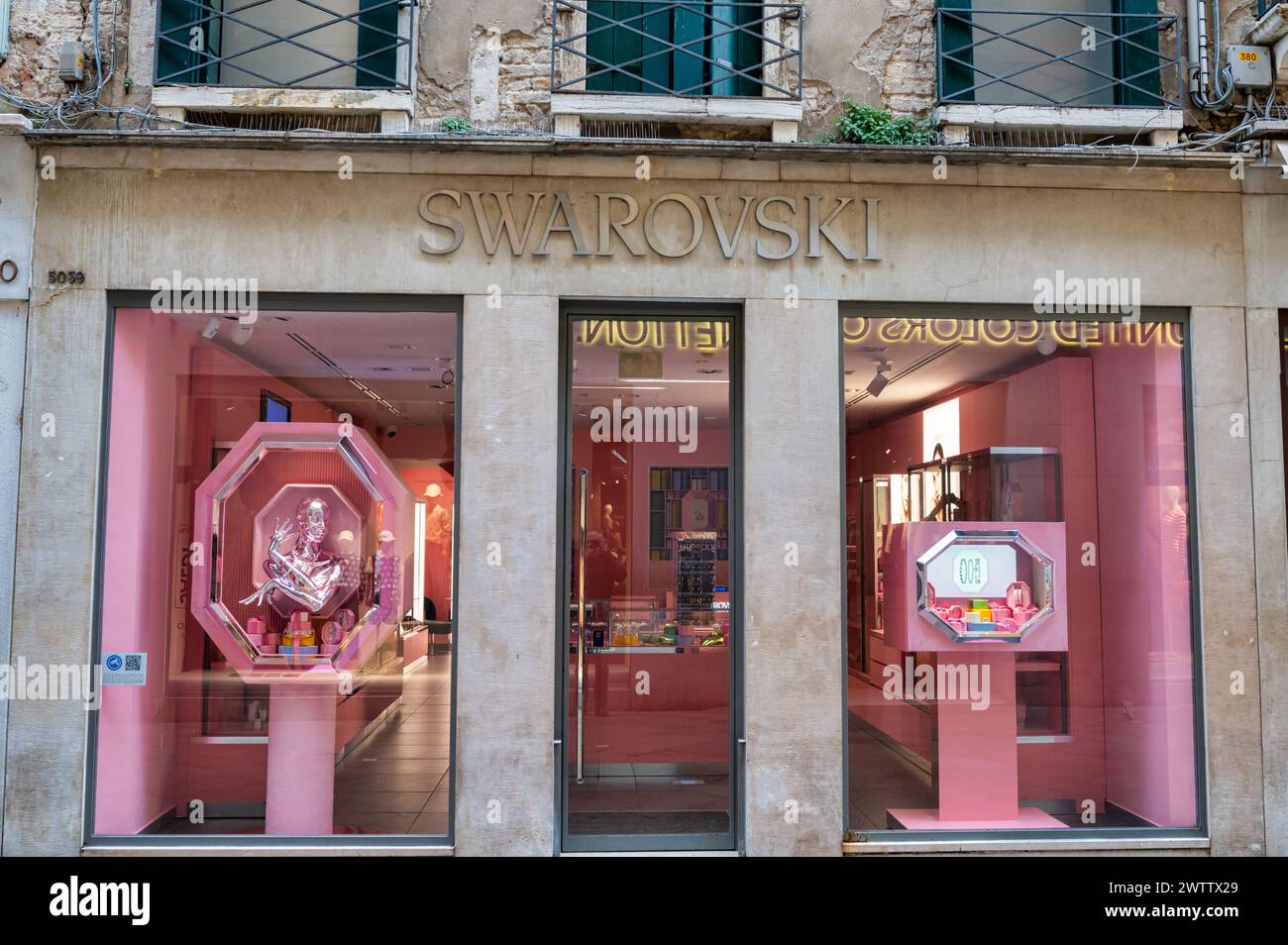 Venedig, Italien - 27. Februar 2023: Die Vorderseite des Swarovski-Geschäfts in Venedig Italien. Stockfoto