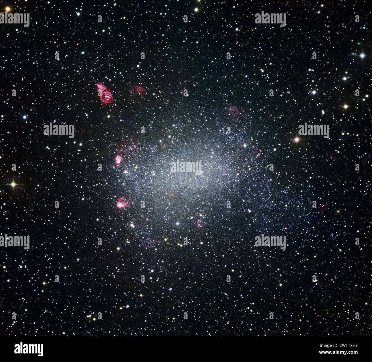 Sternhaufen umgeben von kosmischen Wolken Stockfoto