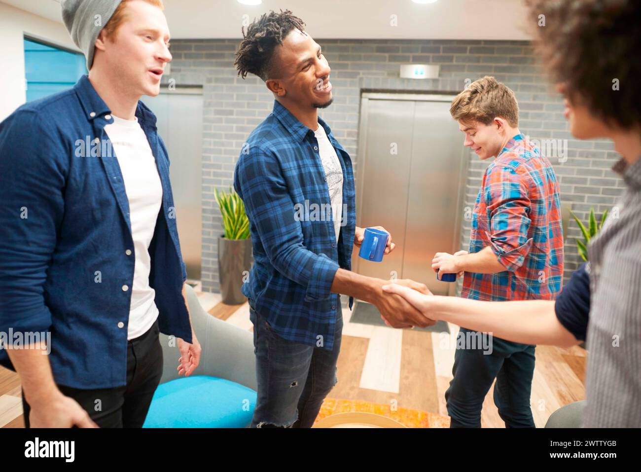Menschen, die in einem modernen Büro die Hand schütteln. Stockfoto