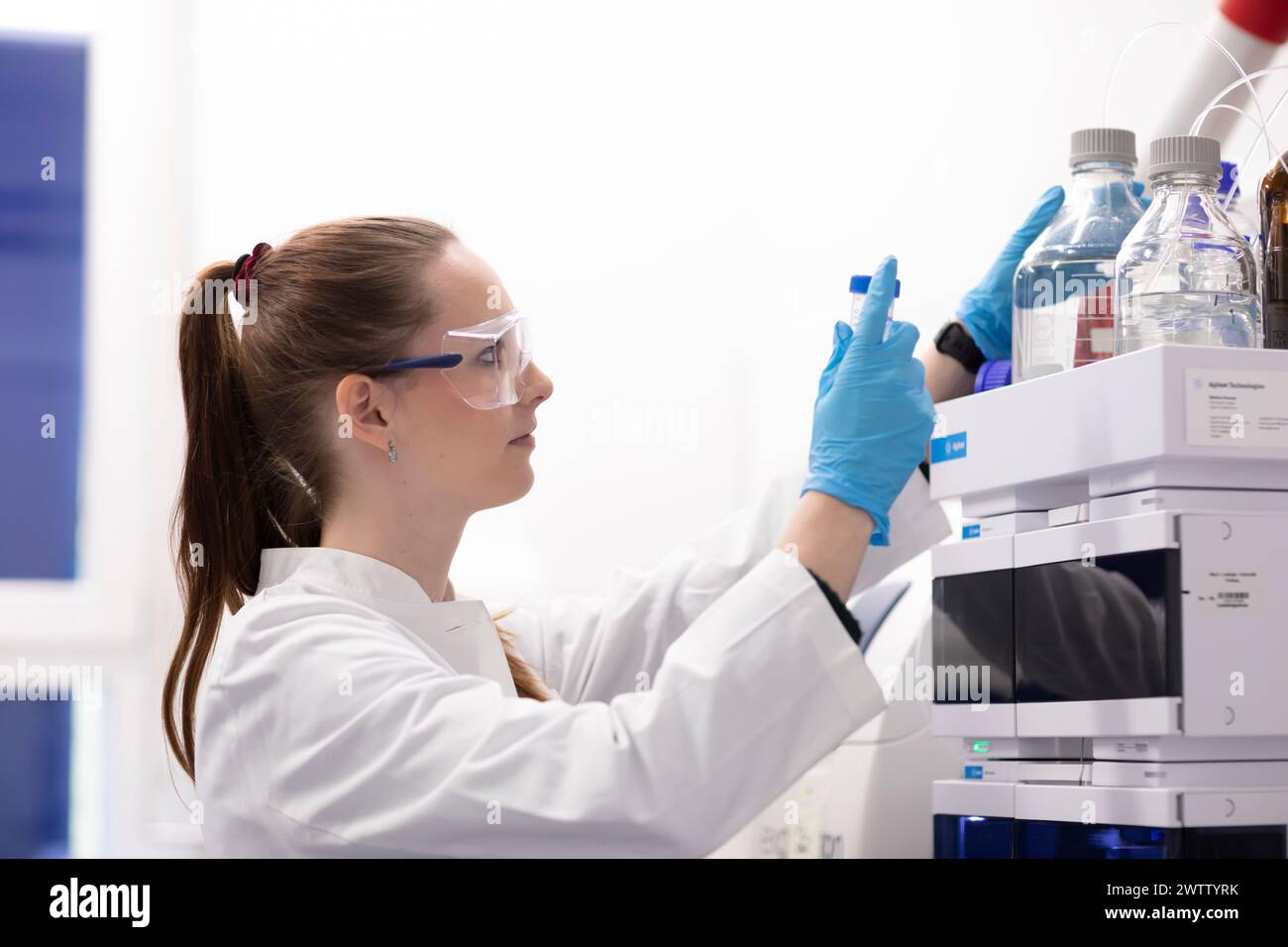 Fokussierter Wissenschaftler, der Laborgeräte bedient. Stockfoto