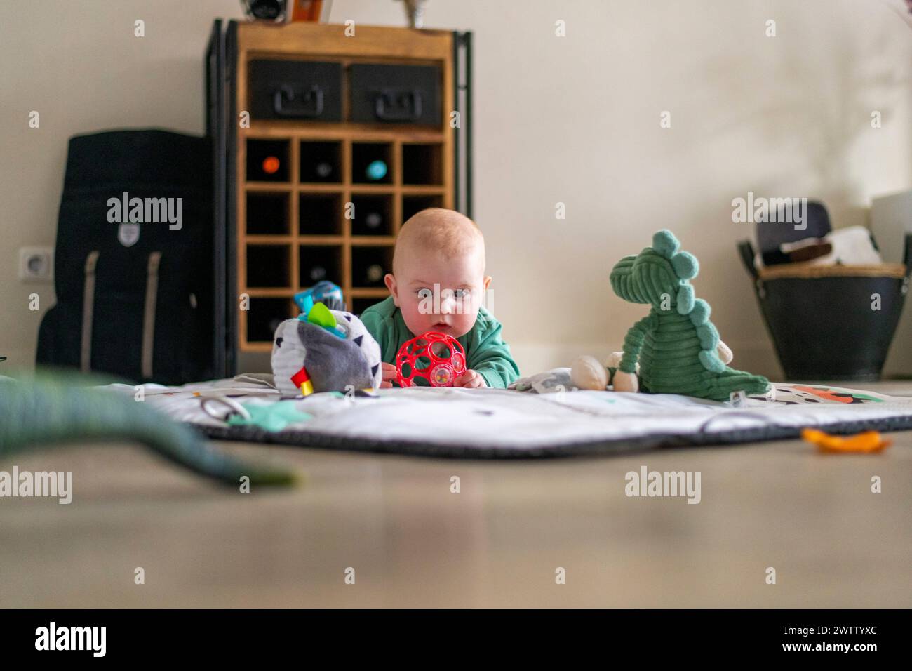 Baby spielt an einem gemütlichen Nachmittag mit Spielzeug Stockfoto