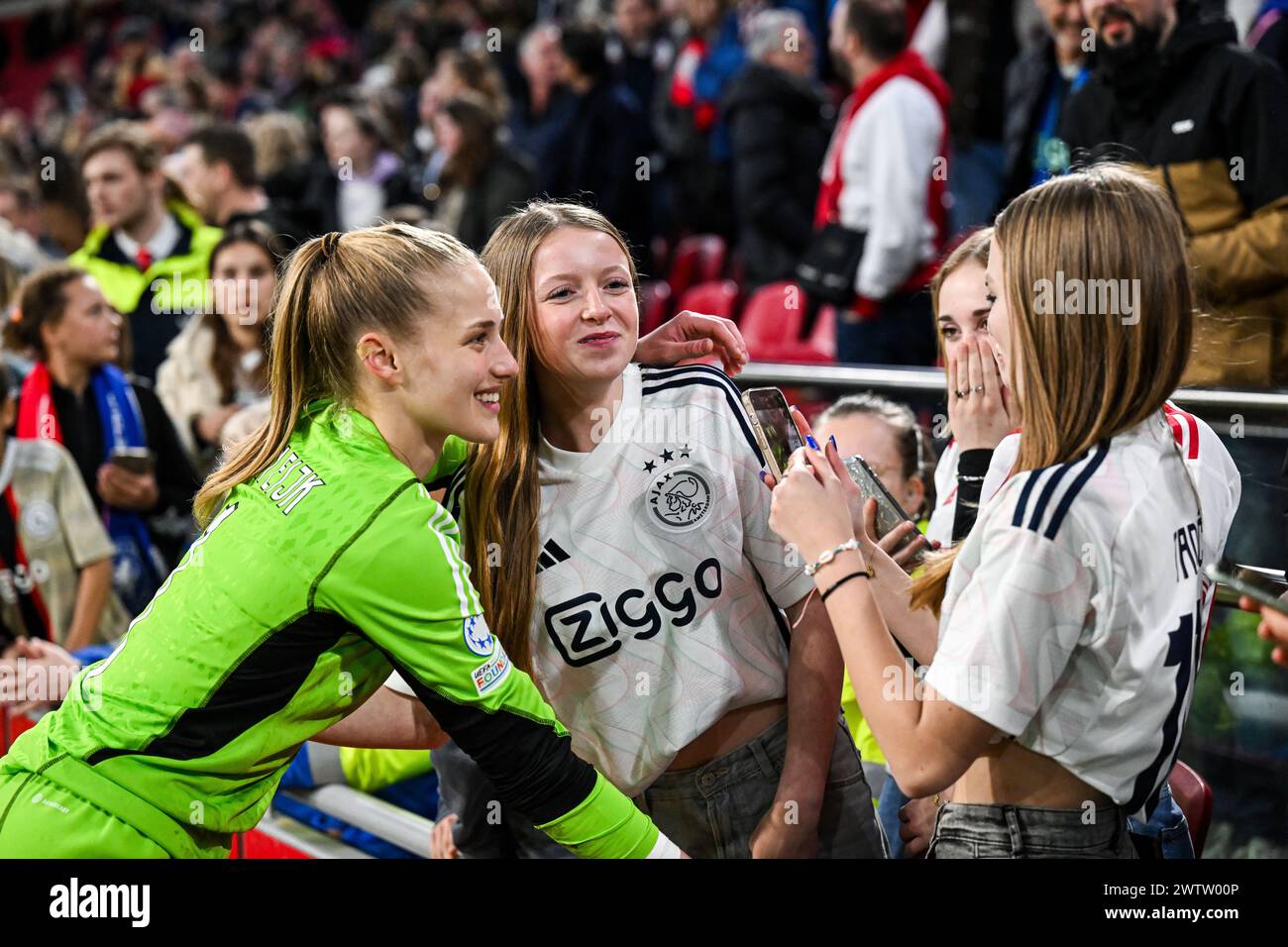 AMSTERDAM - Torhüterin Regina van Eijk mit Fans beim Viertelfinale der UEFA Champions League zwischen Ajax und Chelsea FC in der Johan Cruijff Arena am 19. März 2024 in Amsterdam. ANP GERRIT VAN KÖLN Stockfoto