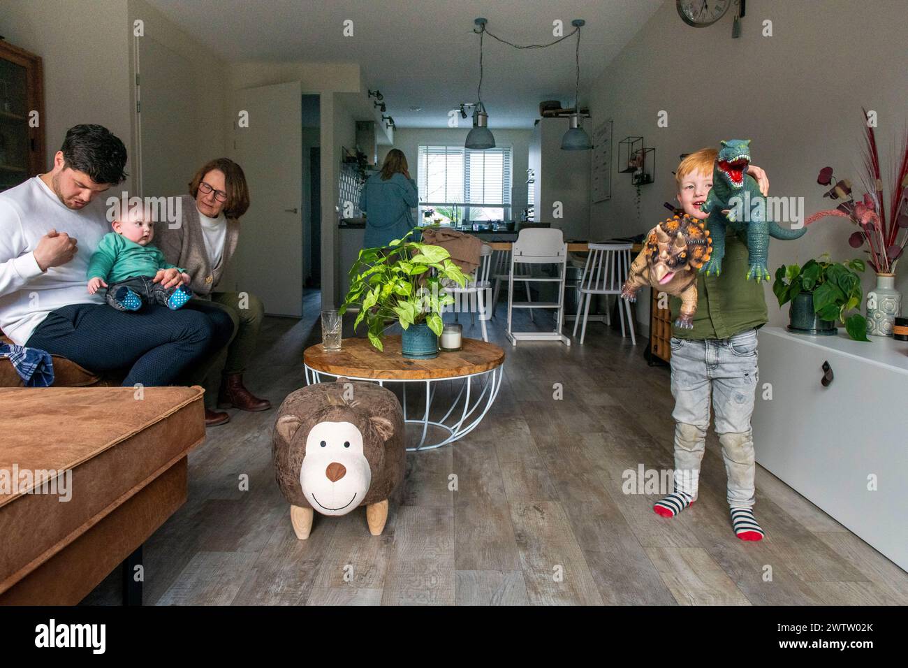 Die Familie genießt einen gemütlichen Moment in ihrem warmen, einladenden Wohnzimmer. Stockfoto
