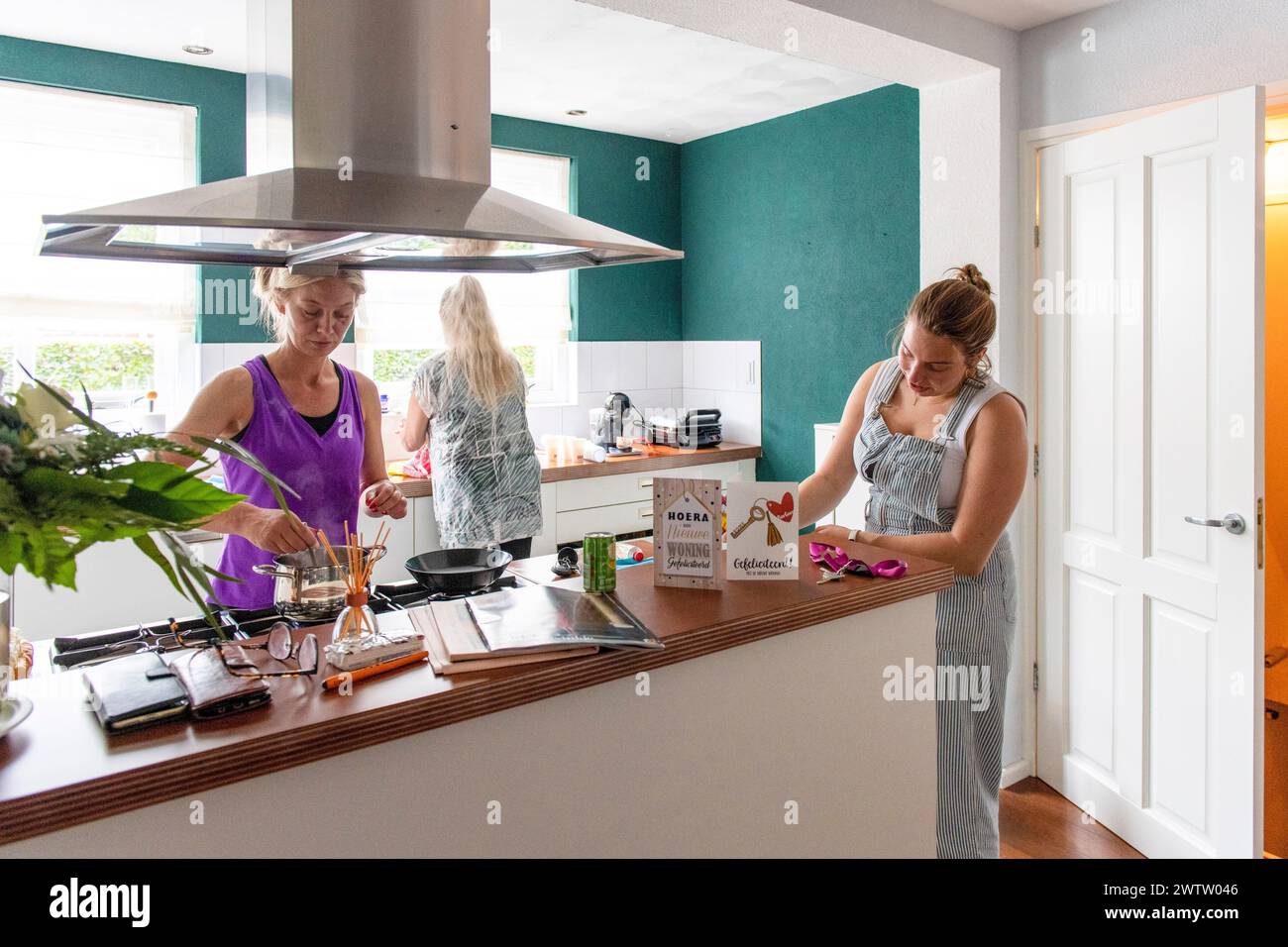 Familienkochzeit in einer modernen Küche. Stockfoto