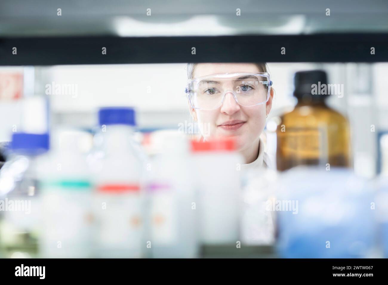 Fokussierter Forscher, der Proben im Labor analysiert Stockfoto