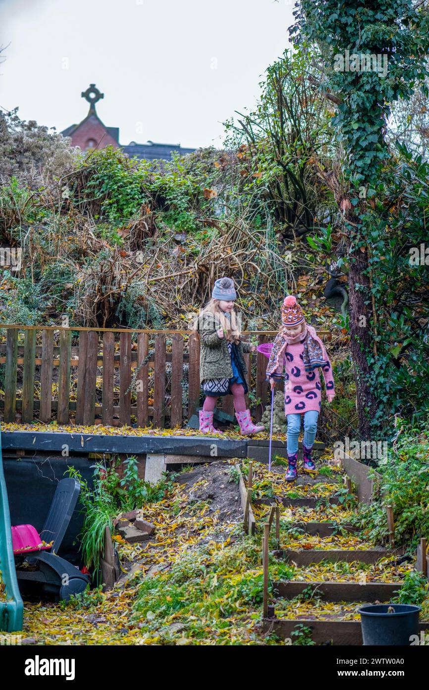 Zwei Kinder gehen die Gartentreppe hinunter Stockfoto