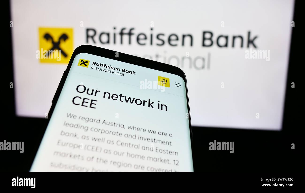 Mobiltelefon mit Website der österreichischen Raiffeisen Bank International AG (RBI) vor Logo. Fokussieren Sie sich oben links auf der Telefonanzeige. Stockfoto