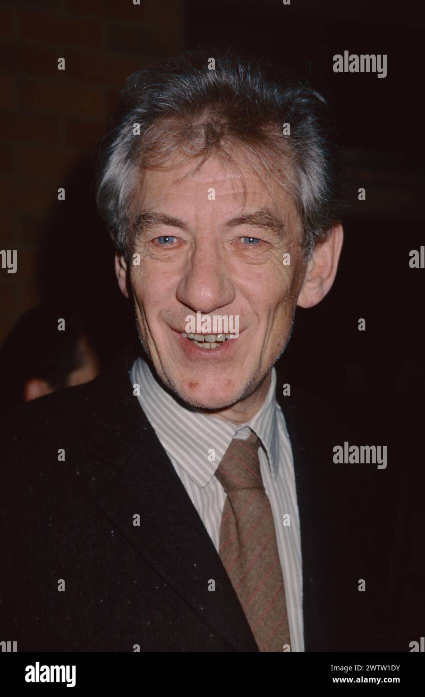 Ian McKellen nimmt am 1. Dezember 2001 an der After-Party für das Pressesunket Lord of the Rings: The Fellowship of the Ring in New York City Teil. Foto: Henry McGee/MediaPunch Stockfoto