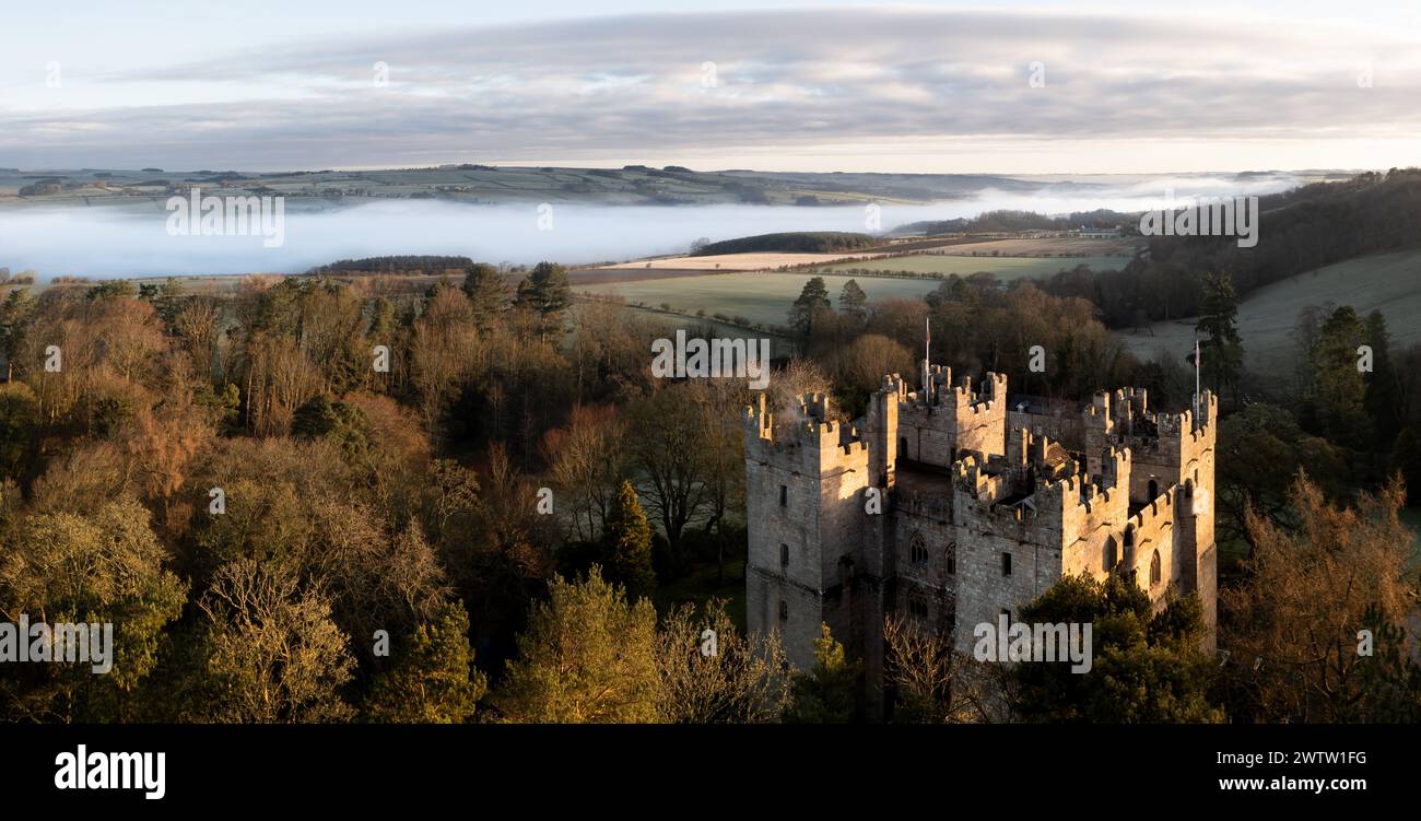 LANGLEY CASTLE, NORTHUMBERLAND, GROSSBRITANNIEN - 16. MÄRZ 2024. Ein Blick aus der Vogelperspektive auf die historische Architektur von Langley Castle in der Nähe der Haydon Bridge in Northumberlan Stockfoto