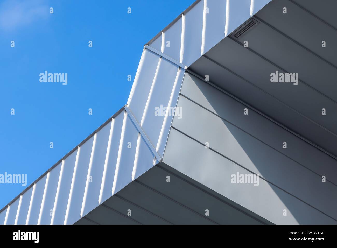 Neue Dachdetails aus grauen Metallplatten, Hintergrundfoto der abstrakten Architektur Stockfoto