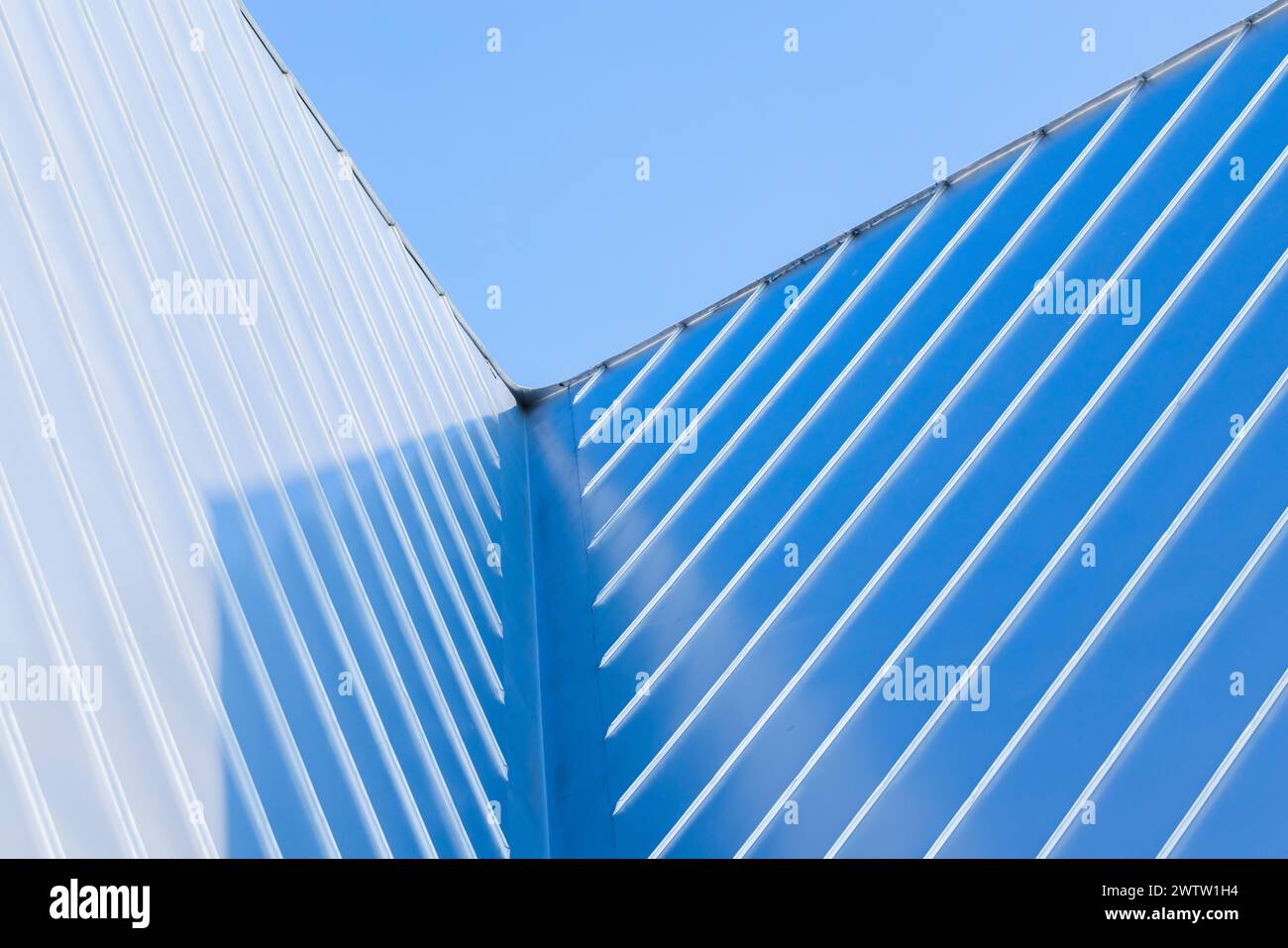 Neue Dachecke aus Edelstahlplatten, Hintergrundfoto abstrakter Architektur Stockfoto