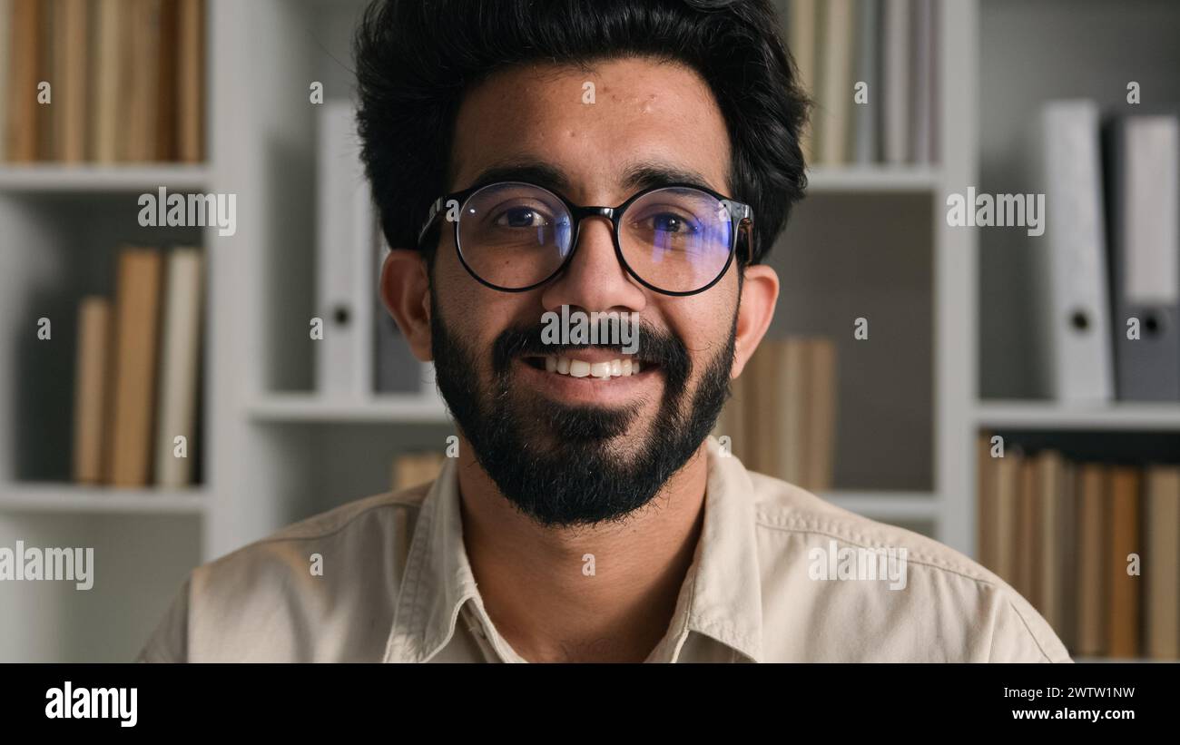 Fröhlicher arabischer Mann Geschäftsmann Lehrer Tutor männliches Geschäftsporträt von glücklichem Indianer-Guy offen lächeln kluger Absolvent mit Brille Stockfoto