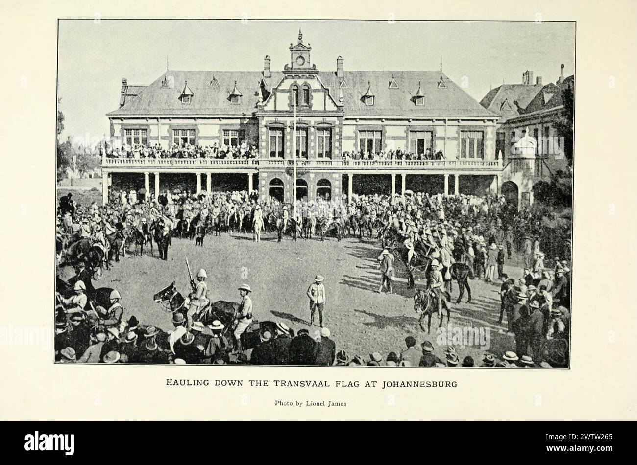 Die Transvaal-Flagge in Johannesburg runterschleppen. Vintage Archivplatte aus dem Zweiten Burenkrieg, 1899-1902, Südafrika. Aus Südafrika und dem Transvaal-Krieg, veröffentlicht 1899 von Louis Creswicke Stockfoto