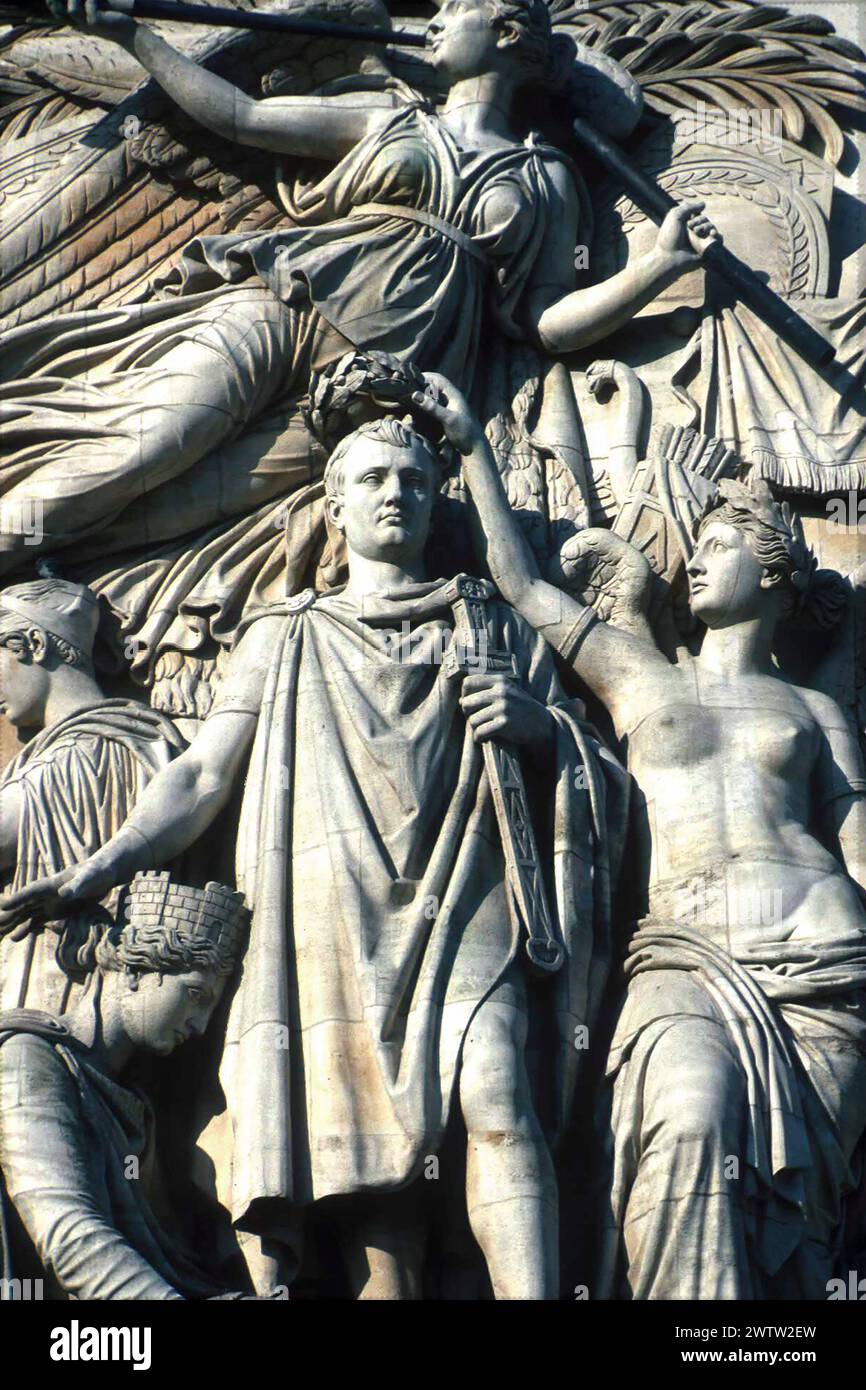 Le Triomphe de 1810 von Jean-Pierre Cortot feiert den Frieden von Schönbrunn mit Napoleon, gekrönt von der Göttin des Sieges Arc de Triomphe, P. Stockfoto