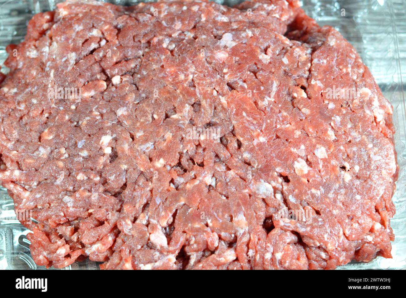 Hackfleisch oder Hackfleisch, Fleisch, das mit einem Messer, einem Fleischwolf, einer Hackmaschine oder einer Hackmaschine fein gehackt wird, wird in vielen Rezepten einschließlich Hamburger verwendet Stockfoto