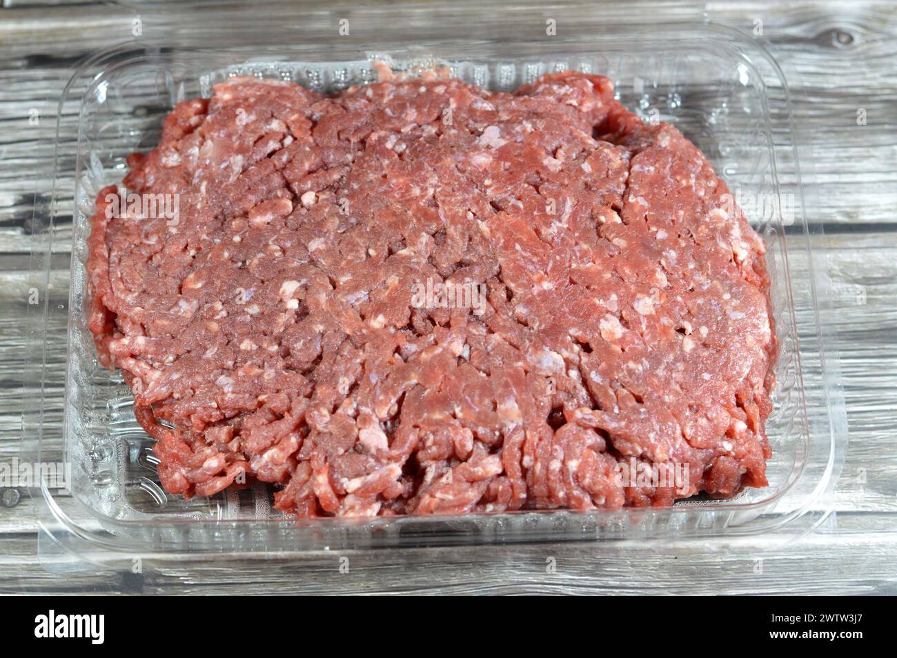 Hackfleisch oder Hackfleisch, Fleisch, das mit einem Messer, einem Fleischwolf, einer Hackmaschine oder einer Hackmaschine fein gehackt wird, wird in vielen Rezepten einschließlich Hamburger verwendet Stockfoto