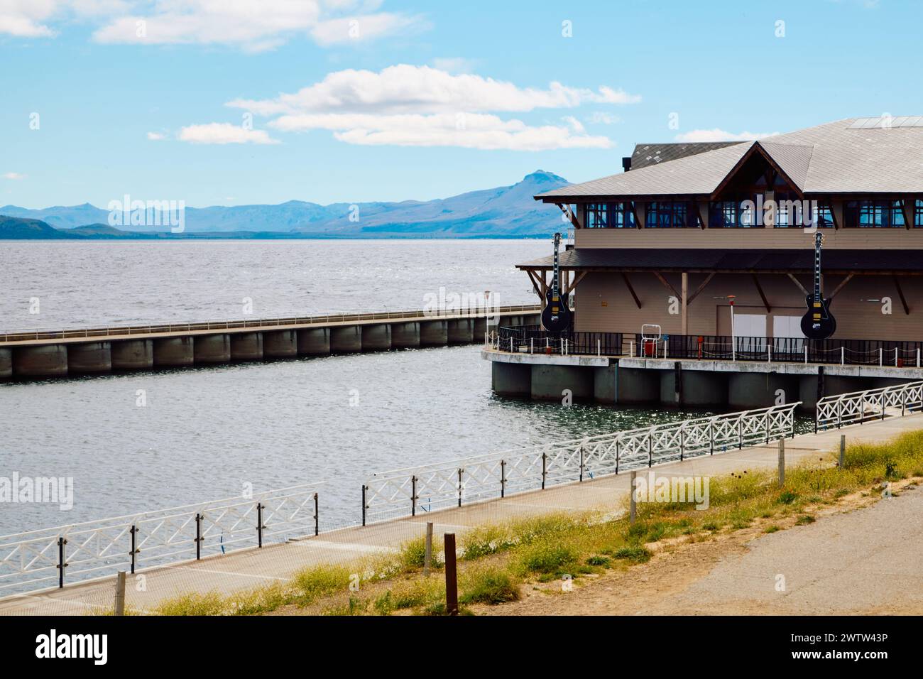 Gebäude am Ufer, vor dem Hintergrund des Sees und der Berge Stockfoto